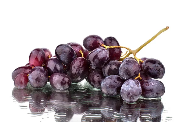 Stelletje Zwarte Roze Druiven Witte Spiegel Achtergrond Water Druppels Geïsoleerd — Stockfoto