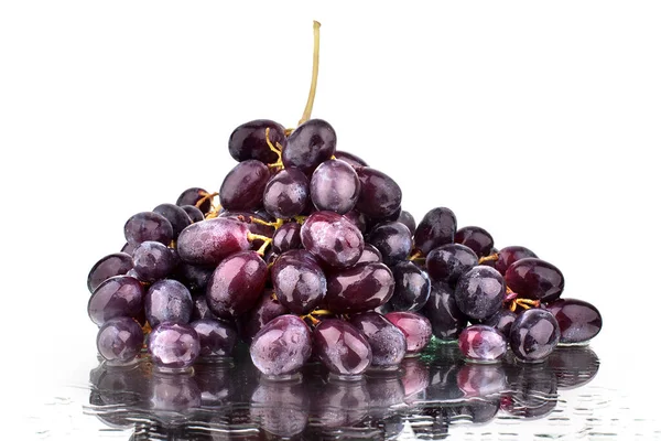 Bando Uvas Pretas Rosa Fundo Espelho Branco Gotas Água Isoladas — Fotografia de Stock