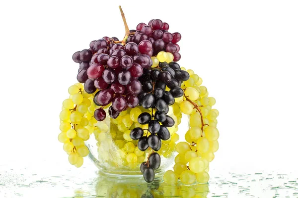 Trossen Witte Rode Zwarte Druiven Een Glazen Vaas Een Witte — Stockfoto