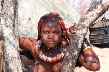 Otjikandero Himba Köyü, Namibya - 8 Eylül 2017: Geleneksel takı kolyeleri, bilezikleri ve saç stili portresi olan Afrikalı Himba kabilesi