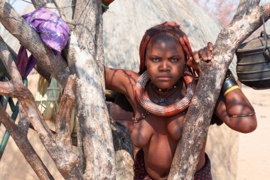 Otjikandero Himba Yetimhanesi Köyü, Namibya - 8 Eylül 2017: Ulusal saç stili ve geleneksel kolye ve bilezik portresi ile Afrikalı Himba kızı