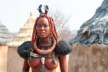 Otjikandero Himba Yetimhanesi Köyü, Namibya - 8 Eylül 2017: Geleneksel köy geçmişine sahip Afrika kabilesi Himba 'nın kızı