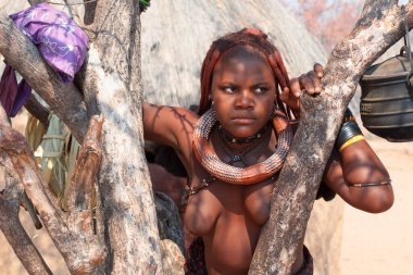 Otjikandero Himba Yetimhanesi Köyü, Namibya - 8 Eylül 2017: Ulusal saç stili ve geleneksel kolye ve bilezik portresi ile genç Himba