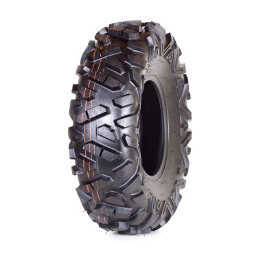 Beyaz arka planda yeni araba lastiği izole edildi