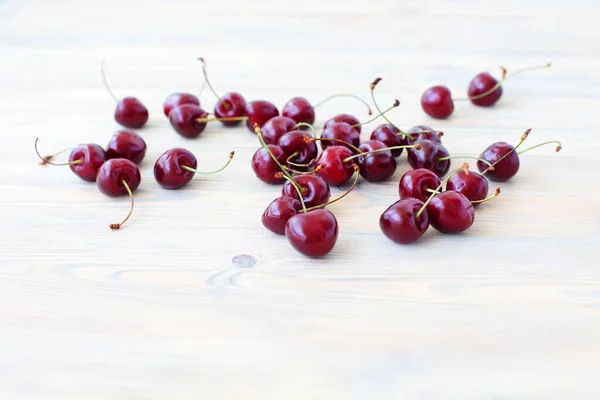 Viele Rote Beeren Von Süßkirschen Auf Hellem Holztisch Großaufnahme Verstreut — Stockfoto