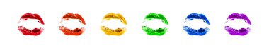 LGBTQ topluluk bayrağı rengi ruj izi beyaz arka planda izole edilmiş yakın planda, renkli makyaj dudakları damgaları, öpücükler kişilik farklılığı, LGBT gurur sembolü, gay, lezbiyen aşk işareti vs.
