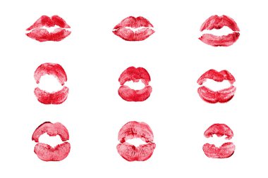 Beyaz arkaplanda kırmızı ruj izi var. Yakından izole edilmiş, seksi pembe dudaklar makyaj pulu koleksiyonu, farklı şekillerde kadın öpücük izi, aşk işareti, tutku sembolü, bir grup ikon.