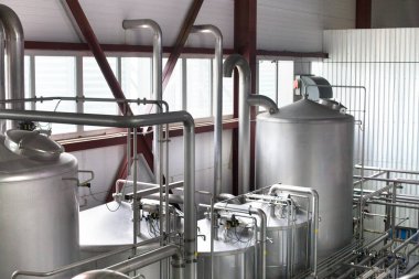 Rusya, Marx şehri, Marx bira fabrikası, Ekim 06, 2018, bir bira fabrikasının içi, mayalanan metal çaydanlıklar, borular ve sarnıçlar, kapatın.