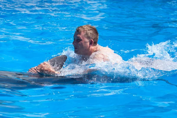 Jovem Está Montando Golfinho Menino Nadando Com Golfinho Água Azul — Fotografia de Stock