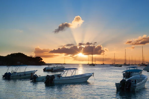 美しい雲と海の背景を持つ青い夜空にロマンチックな夕日と黄色の太陽の光でボートやヨット海岸 — ストック写真