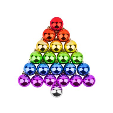 Noel süslemeleri köknar ağacı şeklindeki cam toplar LGBTQ topluluk gökkuşağı rengi beyaz arka plan kapalı, LGBT gurur sembolü, şenlik tasarımı, gay, lezbiyen, yeni yıl tatili tabelası vs.