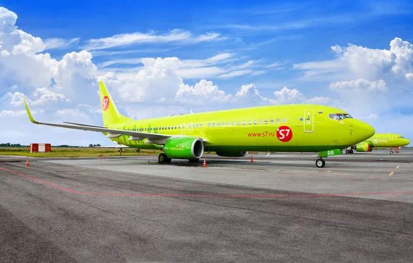 2020年7月14日 托尔马切沃机场 波音737 800在机场蓝天背景下 S7航空公司 绿色喷气式飞机停靠在跑道上 — 图库照片