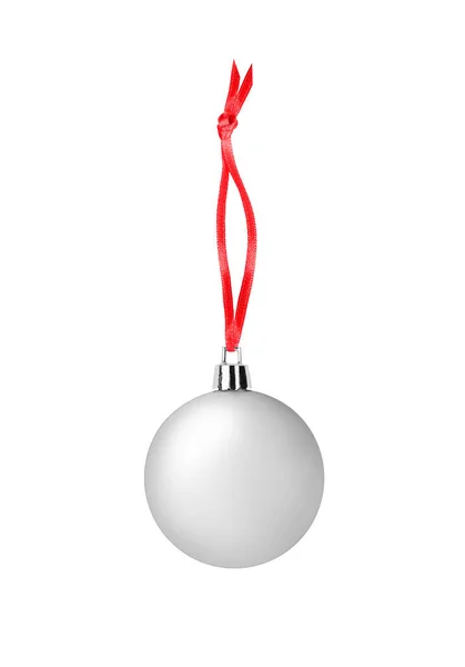 白い背景に赤いリボンにかかって銀ガラスボールを閉じ クリスマスツリーの装飾 光沢のある丸い泡 伝統的な正月の装飾デザイン要素 装飾的なクリスマスのおもちゃ — ストック写真