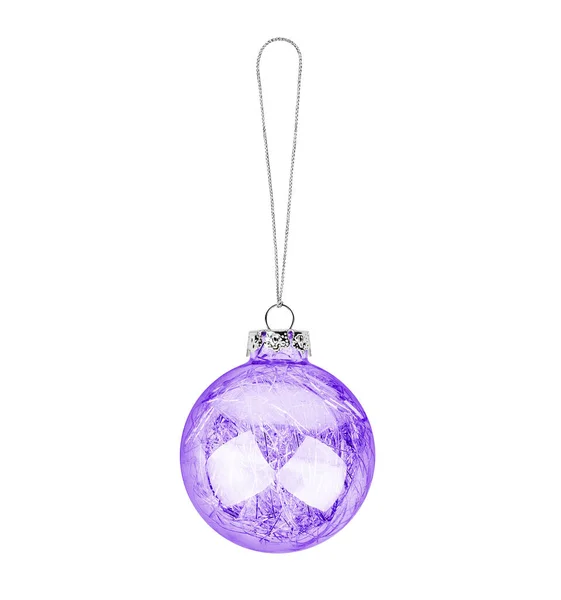 紫色の透明なガラスボールは 糸の上にぶら下がっている白い背景を閉じ 紫色のクリスマスツリーの装飾 光沢のある丸い泡 伝統的な新年の装飾デザイン要素 クリスマスのおもちゃ — ストック写真