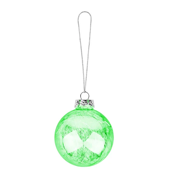 緑の透明なガラスボールは糸の上にぶら下がっている白い背景を閉じ クリスマスツリーの装飾 光沢のある丸い泡 伝統的な新年の装飾デザイン要素 装飾的なクリスマスのおもちゃ — ストック写真