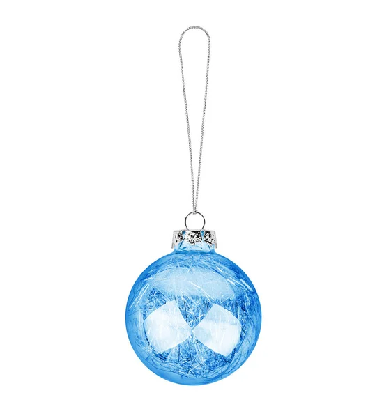 蓝色透明玻璃球挂在螺纹白色背景上 与外界隔绝 圣诞树装饰 闪闪发光的圆形铝箔 传统新年装饰设计元素 装饰圣诞玩具 — 图库照片