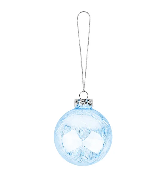 淡蓝色透明玻璃球挂在螺纹白色背景上 与外界隔绝 圣诞树装饰 闪闪发光的圆形铝箔 传统新年设计元素 装饰圣诞玩具 — 图库照片