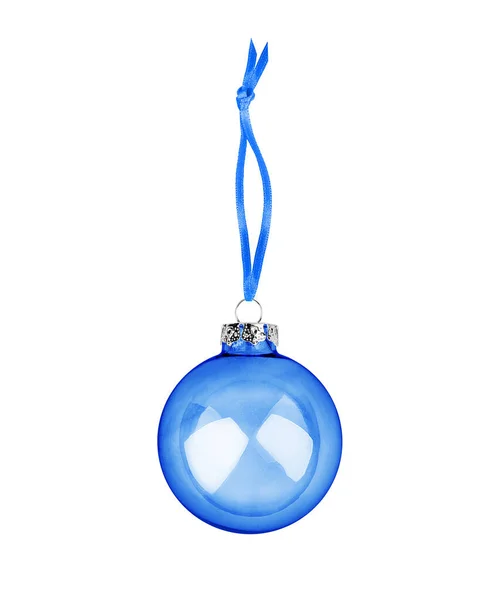 ブルー透明ガラスボールリボン上にぶら下がっている白い背景を閉じ クリスマスツリーの装飾 光沢のある丸い泡 伝統的な正月の装飾デザイン要素 装飾的なクリスマスのおもちゃ — ストック写真