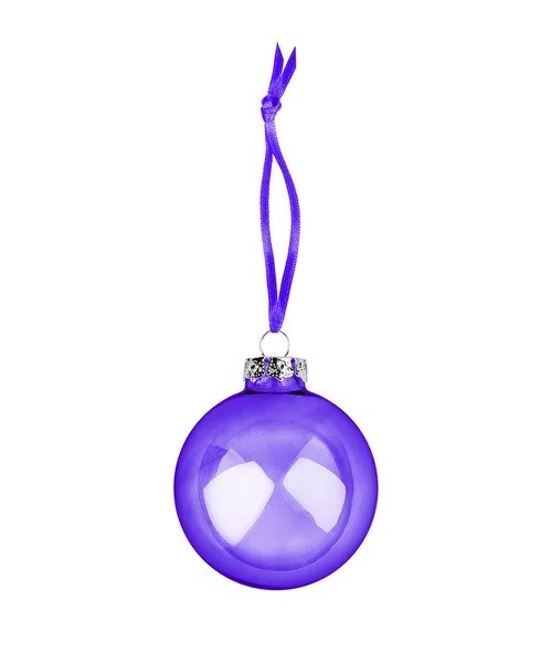 紫色の透明なガラスボールリボンの白い背景にぶら下がって閉じ 紫色のクリスマスツリーの装飾 光沢のある丸い泡 伝統的な正月の装飾デザイン要素 クリスマスのおもちゃ — ストック写真