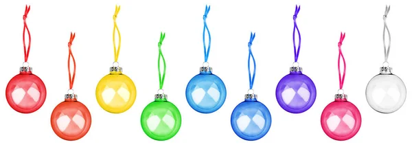 リボンセットの白の背景にぶら下がってカラフルな透明ガラスボールは クリスマスツリーの装飾コレクション 光沢のある丸い泡伝統的な正月のデザイン要素 クリスマスのおもちゃを隔離しました — ストック写真