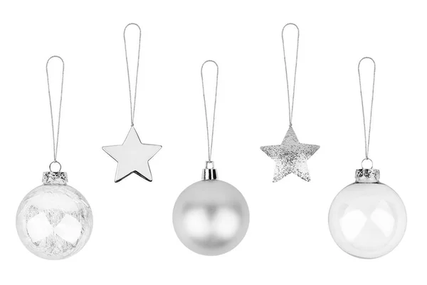 銀のクリスマスツリーの装飾は 糸のコレクション 光沢のある泡 伝統的な正月のデザイン要素 クリスマスのおもちゃにかかって白い背景を隔離されたクローズアップ ガラス玉 金属の星を設定します — ストック写真