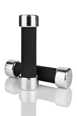 İki adet 1 kg ağırlığında halter, beyaz arka plan, yakın plan, siyah saplı metal halterler, spor aletleri, vücut geliştirme konsepti, sağlıklı yaşam tarzı, beden eğitimi.