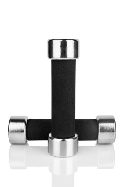 Beyaz arka plandaki iki dambıl yansıma, metal halterler, demir zili, spor malzemeleri, vücut geliştirme konsepti, sağlıklı yaşam tarzı, beden eğitimi, hiç kimse.