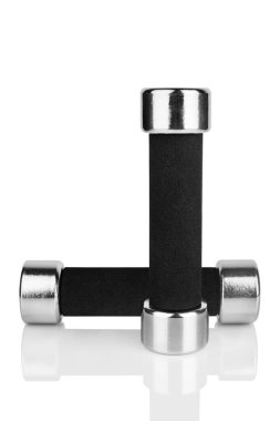 Beyaz arka plandaki iki dambıl yansıma, metal halterler, demir zili, spor malzemeleri, vücut geliştirme konsepti, sağlıklı yaşam tarzı, beden eğitimi, hiç kimse.