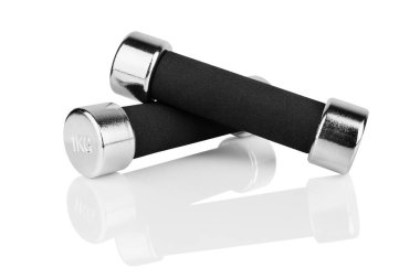 İki adet 1 kg ağırlığında halter, beyaz arka plan, yakın plan, siyah saplı metal halterler, spor aletleri, vücut geliştirme konsepti, sağlıklı yaşam tarzı, beden eğitimi.