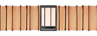 Eski kağıt kitapları satır & elektronik kitap beyaz arkaplan kapalı, ders kitapları omurga & e-kitap, sert kapaklı kitaplar uzun satır & e-okuyucu tableti, kitap, okuyucu, eğitim kavramı, geniş sınır deseni