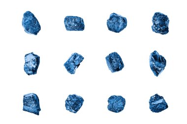 Koyu mavi değerli taşlar beyaz arka plan izole edilmiş, saf safir değerli taşlar koleksiyonu, grup parlak kuvars taşları, kaba ametist, parlak kristaller, doğal mineral örnekleri, mücevher üretimi