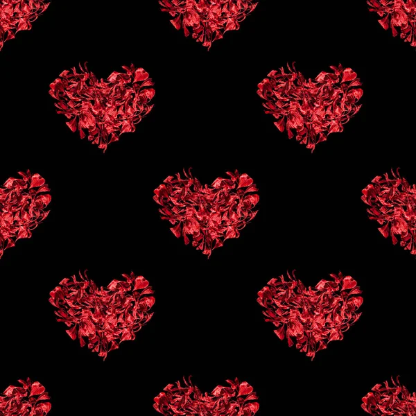 花の花びらで作られたシームレスなパターンの赤いハート黒の背景孤立した 美しいハート形の花の繰り返しの装飾 バレンタインデーの壁紙 愛の印刷 ロマンチックな休日の装飾 — ストック写真