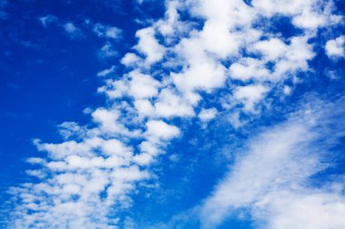 Beyaz sirus bulutları mavi gökyüzü arkaplanı yakın, tüylü kümülüs bulut dokusu, güzel bulutlu panoramik manzara, güneşli cennet bulutlu hava, bulutlu zemin, masmavi gökyüzü panorama, ozon tabakası