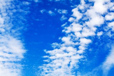 Beyaz sirus bulutları mavi gökyüzü arkaplanı yakın, tüylü kümülüs bulut dokusu, güzel bulutlu panoramik manzara, güneşli cennet bulutlu hava, bulutlu zemin, masmavi gökyüzü panorama, ozon tabakası