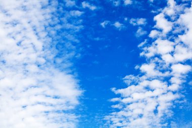 Beyaz sirus bulutları mavi gökyüzü arkaplanı yakın, tüylü kümülüs bulut dokusu, güzel bulutlu panoramik manzara, güneşli cennet bulutlu hava, bulutlu zemin, masmavi gökyüzü panorama, ozon tabakası
