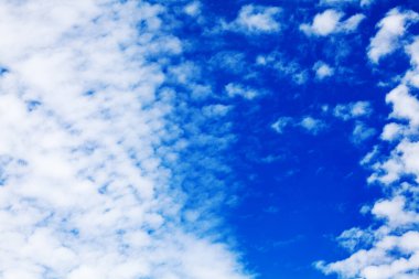 Beyaz sirus bulutları mavi gökyüzü arkaplanı yakın, tüylü kümülüs bulut dokusu, güzel bulutlu panoramik manzara, güneşli cennet bulutlu hava, bulutlu zemin, masmavi gökyüzü panorama, ozon tabakası