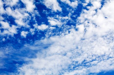 Beyaz sirus bulutları mavi gökyüzü arkaplanı yakın, tüylü kümülüs bulut dokusu, güzel bulutlu panoramik manzara, güneşli cennet bulutlu hava, bulutlu zemin, masmavi gökyüzü panorama, ozon tabakası