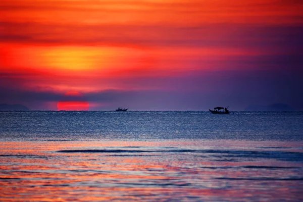 美しい黄金の夕日の風景 オレンジの空 黄色の太陽の輝き 水に赤い反射 紫色の雲 青い海 ボートのシルエット 海のビーチで日没の熱 景色の風景 サムイ島 — ストック写真