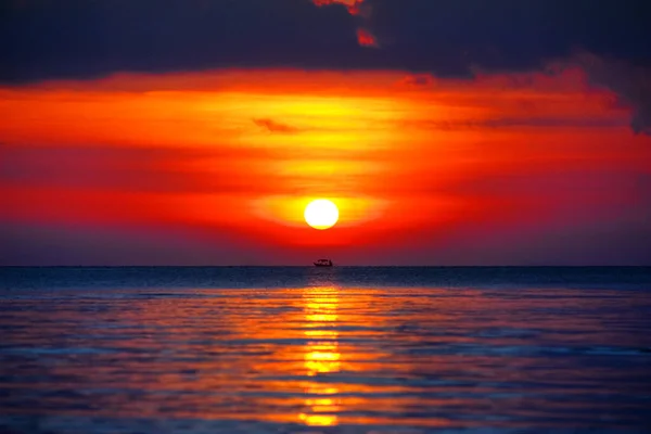Schöne Goldene Sonnenuntergangslandschaft Orangefarbener Himmel Gelbes Sonnenlicht Rote Reflexion Auf — Stockfoto