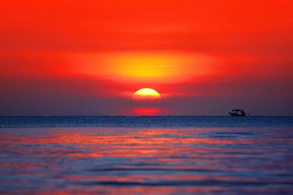 美しい黄金の夕日の風景 オレンジの空 黄色の太陽の輝き 水に赤い反射 紫色の雲 青い海 ボートのシルエット 海のビーチで日没の熱 景色の風景 サムイ島 — ストック写真