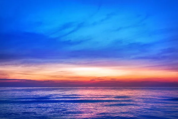 Beau Coucher Soleil Rose Ciel Bleu Fond Mer Violet Lever — Photo