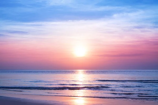 美しい朝の日の出 青い海 ピンクの空 白い雲 黄色の太陽の輝き 水の黄金の反射 平和的な風景 海のビーチで静かな夕日 夜明けの風景 サムイ島 — ストック写真