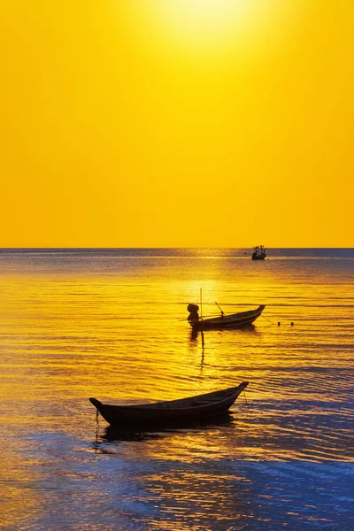 美しい夕日の風景 黄色の空 水の黄金の太陽の輝きの反射 青い海の背景に漁師のボートのシルエット 海のビーチでの船 日の出の風景 サムイ島の旅行 — ストック写真