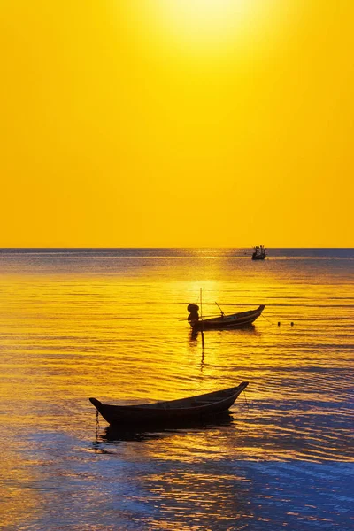 Beau Paysage Coucher Soleil Ciel Jaune Soleil Doré Reflet Sur — Photo