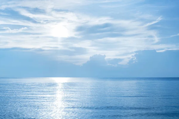 美しい海の風景 青い海の水 朝の日の出 海のビーチの夕日 晴れた夏の日 夜明けの風景 曇った空の日光 白い雲 熱帯の島の休暇 旅行に太陽の光の反射 — ストック写真