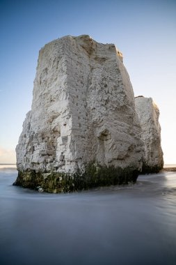 Sütunun etrafında birkaç saniyelik su var. Botany Bay, İngiltere