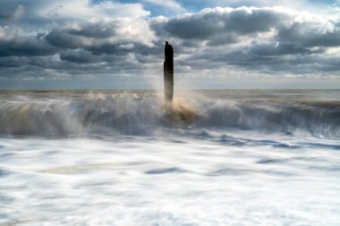 Pett Level 'deki bir dalga kırılma noktasında suyla ikinci bir temas.