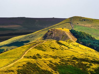 Bulutta bir kırılma ile vurgulanan bir tepe yolu.