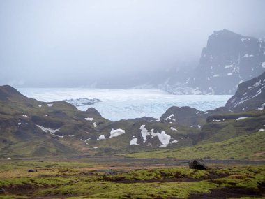 İzlanda 'daki bir vadiden geçen bir buzulun manzarası.