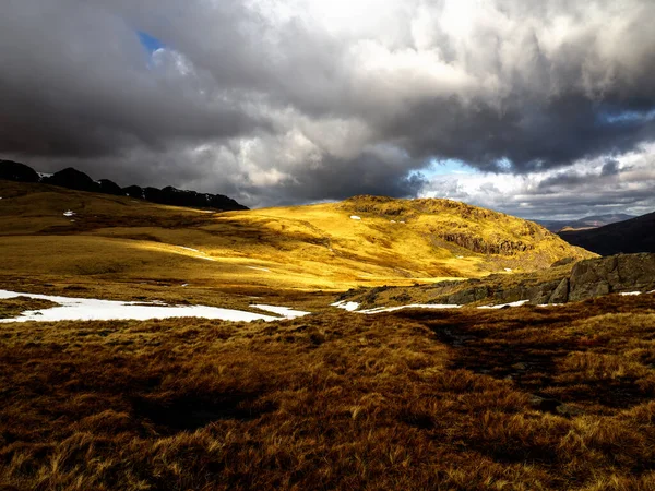 Göl Bölgesinde Vurgulanmış Bir Tepe — Stok fotoğraf